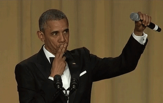 اوباما يسقط الميكروفون بعد جولة من السخرية والتهكم على ترامب صورة رقم 1