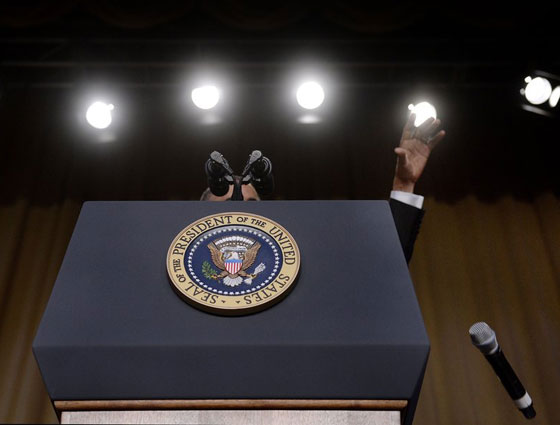 اوباما يسقط الميكروفون بعد جولة من السخرية والتهكم على ترامب صورة رقم 3