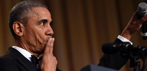 اوباما يسقط الميكروفون بعد جولة من السخرية والتهكم على ترامب صورة رقم 4