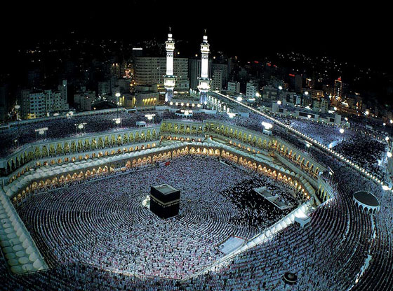 طفل مجرد من ملابسه تماما في الحرم المكي يثير ردود فعل غاضبة صورة رقم 2