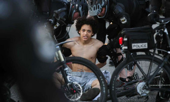 اعمال عنف في سياتل الامريكية خلال مظاهرات يوم العمال صورة رقم 2