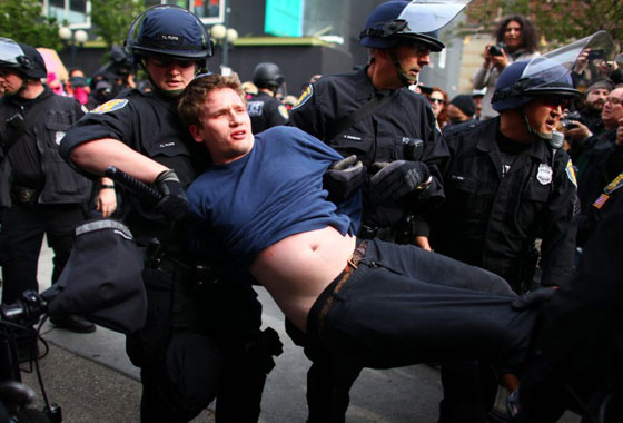 اعمال عنف في سياتل الامريكية خلال مظاهرات يوم العمال صورة رقم 3