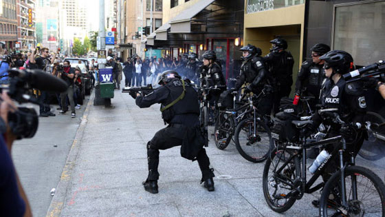 اعمال عنف في سياتل الامريكية خلال مظاهرات يوم العمال صورة رقم 4