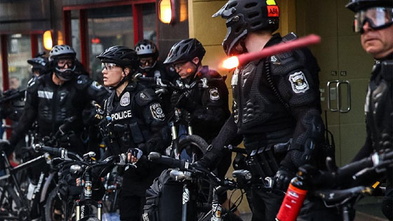 اعمال عنف في سياتل الامريكية خلال مظاهرات يوم العمال صورة رقم 8