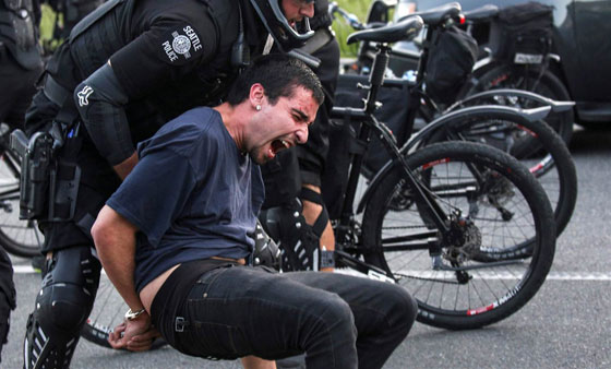 اعمال عنف في سياتل الامريكية خلال مظاهرات يوم العمال صورة رقم 9