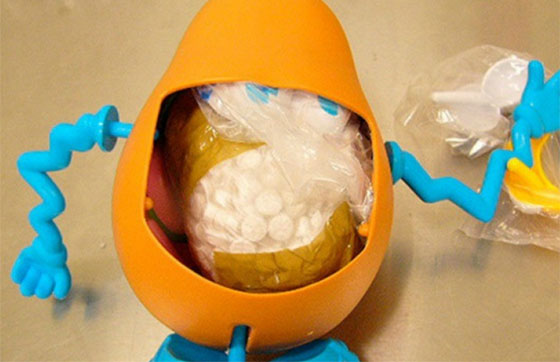 حيل جهنمية يستخدمها المهربون لتمرير الممنوعات عبر المنافذ الحدودية صورة رقم 5