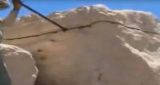 حيل جهنمية يستخدمها المهربون لتمرير الممنوعات عبر المنافذ الحدودية صورة رقم 9