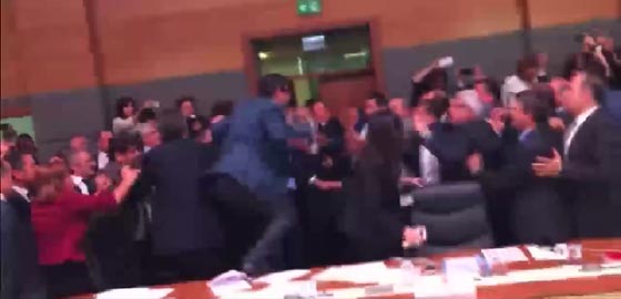 للمرة الثانية خلال اسبوع.. لكمات وعراك في البرلمان التركي صورة رقم 1 للمرة الثانية خلال اسبوع.. لكمات وعراك في البرلمان التركي صورة رقم 1