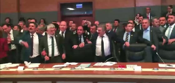 للمرة الثانية خلال اسبوع.. لكمات وعراك في البرلمان التركي صورة رقم 2 للمرة الثانية خلال اسبوع.. لكمات وعراك في البرلمان التركي صورة رقم 2