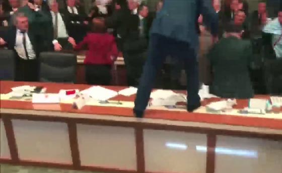 للمرة الثانية خلال اسبوع.. لكمات وعراك في البرلمان التركي صورة رقم 3 للمرة الثانية خلال اسبوع.. لكمات وعراك في البرلمان التركي صورة رقم 3