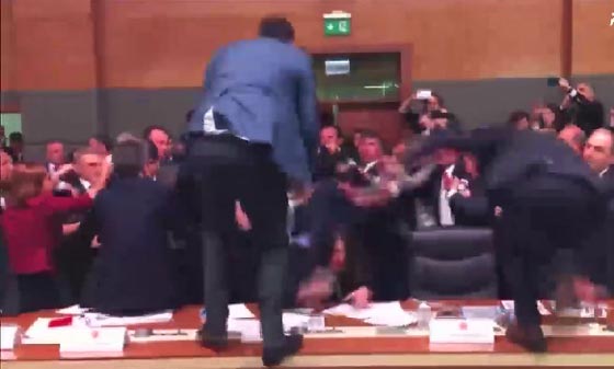 للمرة الثانية خلال اسبوع.. لكمات وعراك في البرلمان التركي صورة رقم 4 للمرة الثانية خلال اسبوع.. لكمات وعراك في البرلمان التركي صورة رقم 4