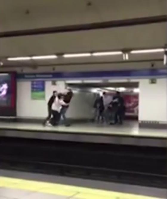 فيديو مثير.. نجاة شاب باعجوبة بعدما سقط على سكة القطار اثناء شجار صورة رقم 1