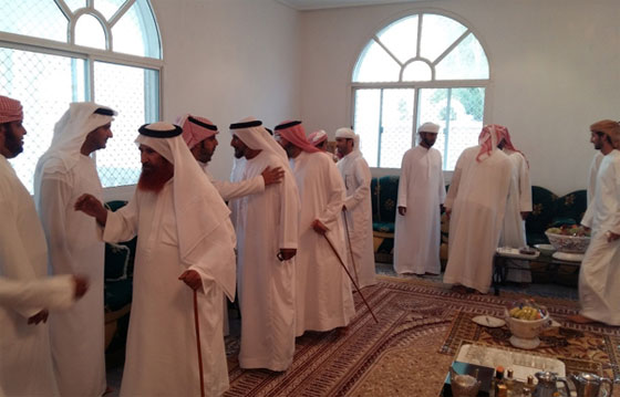 إماراتي لديه 17 بنتا يزوجهن بفنجان قهوة مع التمر صورة رقم 1