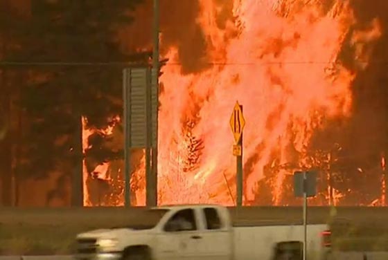 حريق ضخم يشوش حياة ستين الف كندي.. ويبعدهم عن بيوتهم صورة رقم 5