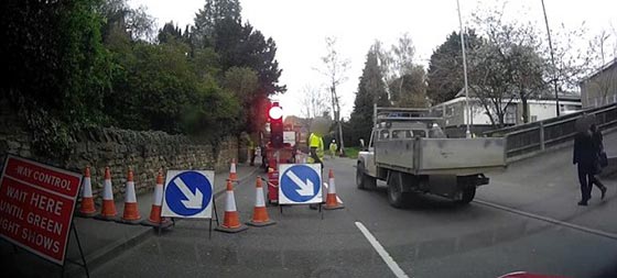 شاهد كيف تسبب غباء سائق في توقف حركة المرور صورة رقم 1