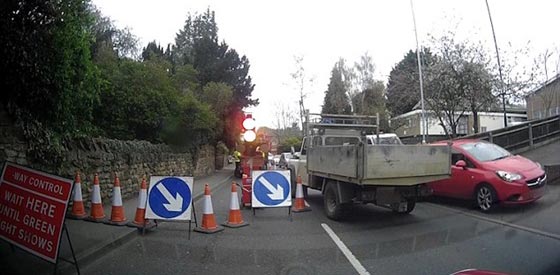 شاهد كيف تسبب غباء سائق في توقف حركة المرور صورة رقم 2