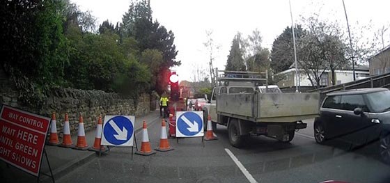 شاهد كيف تسبب غباء سائق في توقف حركة المرور صورة رقم 3