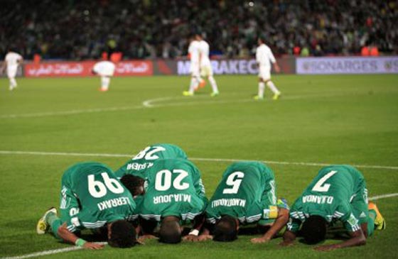 صلاة اعضاء  ناد فرنسي تتسبب له بمضايقة عنصرية!! صورة رقم 1