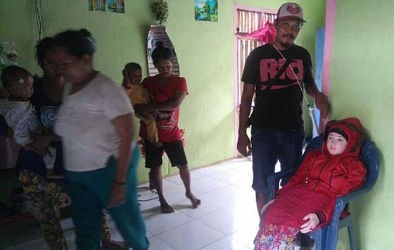 سكان جزيرة اندونيسية يكتشفون ان ملاكهم ما هو الا لعبة مطاطية!! صورة رقم 1