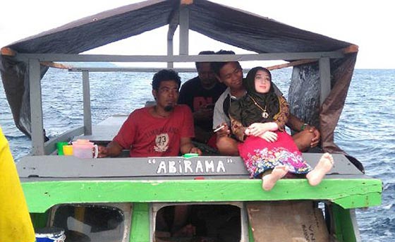 سكان جزيرة اندونيسية يكتشفون ان ملاكهم ما هو الا لعبة مطاطية!! صورة رقم 3