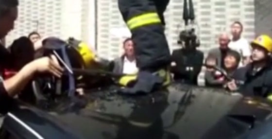 لقطة مثيرة.. رجال الاطفاء ينقذون طفلا علق راسه بسقف سيارة والده صورة رقم 3