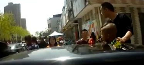 لقطة مثيرة.. رجال الاطفاء ينقذون طفلا علق راسه بسقف سيارة والده صورة رقم 2