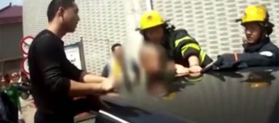 لقطة مثيرة.. رجال الاطفاء ينقذون طفلا علق راسه بسقف سيارة والده صورة رقم 1