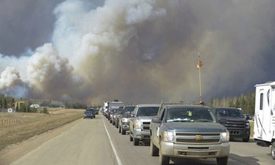 الحرائق تتسبب باعلان الطوارئ في البرتا بعد اخلاء مدينة كندية كاملة صورة رقم 1