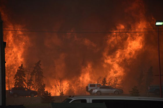 الحرائق تتسبب باعلان الطوارئ في البرتا بعد اخلاء مدينة كندية كاملة صورة رقم 11
