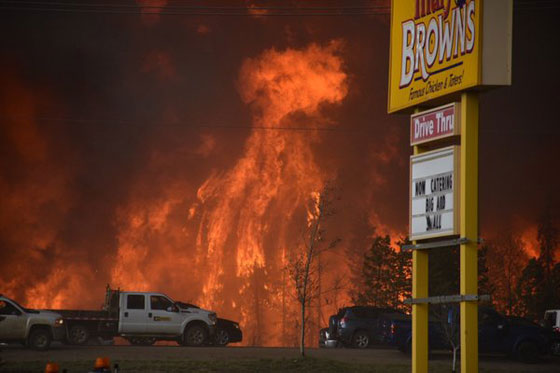 الحرائق تتسبب باعلان الطوارئ في البرتا بعد اخلاء مدينة كندية كاملة صورة رقم 12