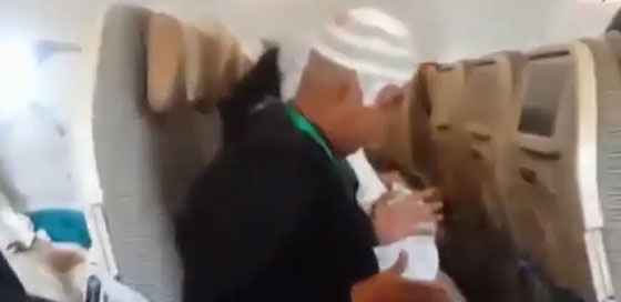 رحلة الاتحاد للطيران تتعرض لمطب جوي مرعب.. شاهد الفيديو صورة رقم 1