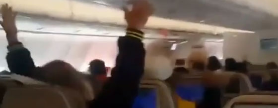 رحلة الاتحاد للطيران تتعرض لمطب جوي مرعب.. شاهد الفيديو صورة رقم 2