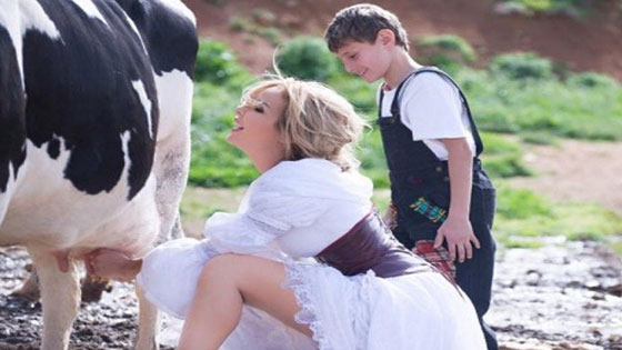 اخبار مضحكة.. رجل يستنجد بالشرطة لاعاددة زوجته لحلب بقراته!! صورة رقم 2 اخبار مضحكة.. رجل يستنجد بالشرطة لاعاددة زوجته لحلب بقراته!! صورة رقم 2