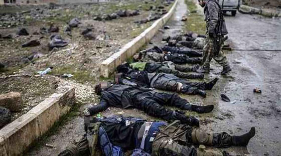  جثث مقاتلي داعش تملأ شوارع الموصل بعد غارات عنيفة لطيران التحالف صورة رقم 1