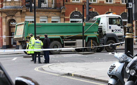 مصرع مصممة قبعات الملكة اليزابيث في حادث مرور صورة رقم 2