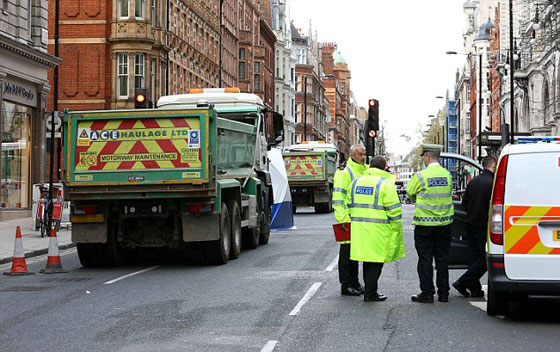 مصرع مصممة قبعات الملكة اليزابيث في حادث مرور صورة رقم 3