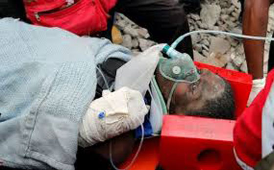 انتشال امرأة على قيد الحياة من تحت انقاض مبنى بعد 6 ايام على انهياره صورة رقم 1