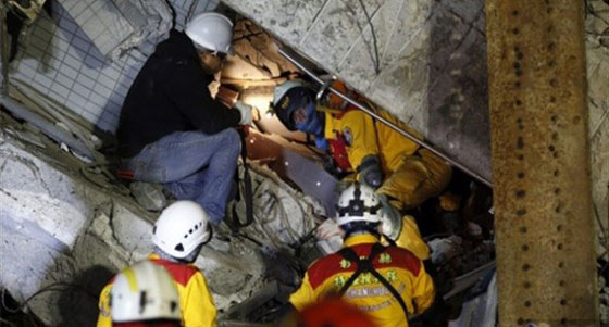 انتشال امرأة على قيد الحياة من تحت انقاض مبنى بعد 6 ايام على انهياره صورة رقم 2