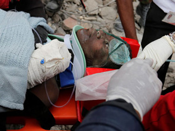 انتشال امرأة على قيد الحياة من تحت انقاض مبنى بعد 6 ايام على انهياره صورة رقم 3