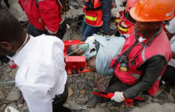 انتشال امرأة على قيد الحياة من تحت انقاض مبنى بعد 6 ايام على انهياره صورة رقم 4