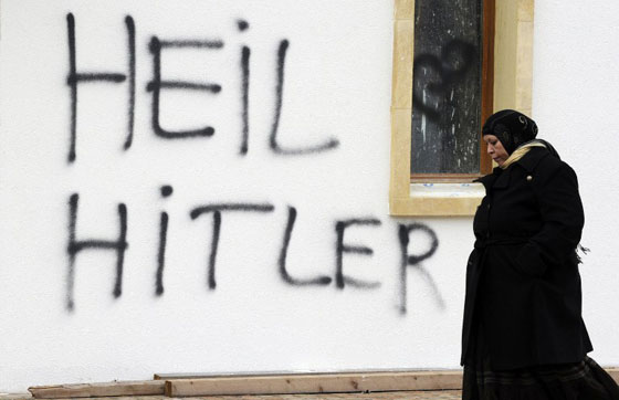 صورة بالف كلمة.. امرأة في مواجهة مسيرة النازيين الجدد صورة رقم 20