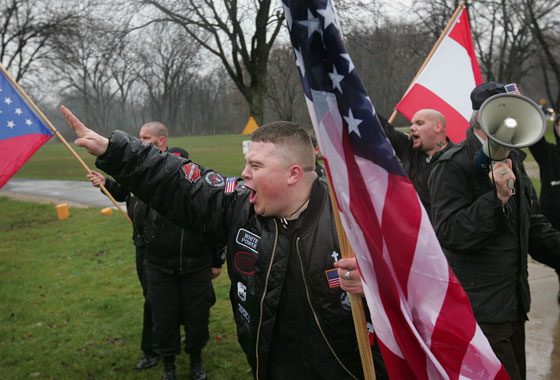 صورة بالف كلمة.. امرأة في مواجهة مسيرة النازيين الجدد صورة رقم 23