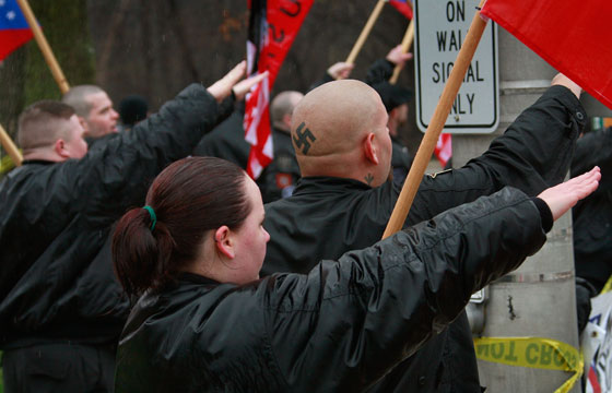 صورة بالف كلمة.. امرأة في مواجهة مسيرة النازيين الجدد صورة رقم 26