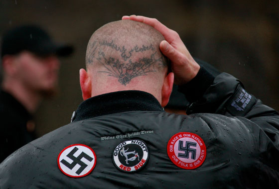 صورة بالف كلمة.. امرأة في مواجهة مسيرة النازيين الجدد صورة رقم 27