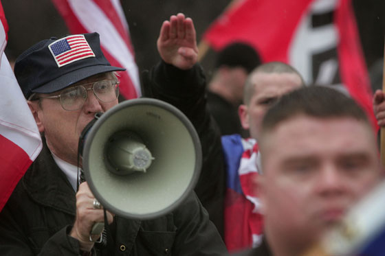 صورة بالف كلمة.. امرأة في مواجهة مسيرة النازيين الجدد صورة رقم 28