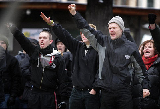 صورة بالف كلمة.. امرأة في مواجهة مسيرة النازيين الجدد صورة رقم 12