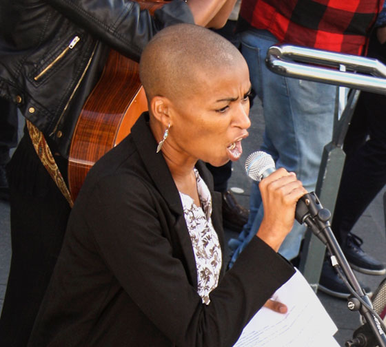 صورة بالف كلمة.. امرأة في مواجهة مسيرة النازيين الجدد صورة رقم 11