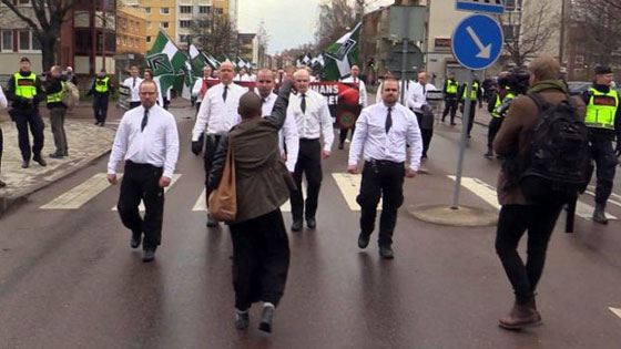 صورة بالف كلمة.. امرأة في مواجهة مسيرة النازيين الجدد صورة رقم 4