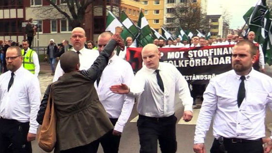 صورة بالف كلمة.. امرأة في مواجهة مسيرة النازيين الجدد صورة رقم 5