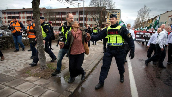 صورة بالف كلمة.. امرأة في مواجهة مسيرة النازيين الجدد صورة رقم 3